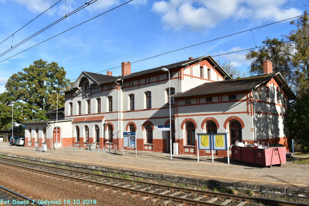 fot. Dawid Jastrzębski 
Budynek dworcowy widoczny od strony torów. W lewo Wejherowo/Słupsk i Puck/Hel, w prawo Rumia/Gdynia Główna. Obraz
