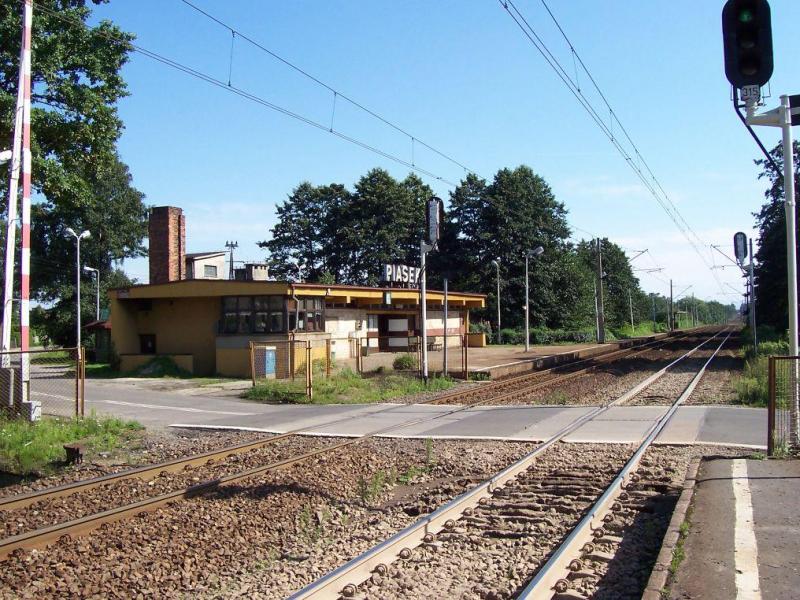 fot. Arkadiusz Jonderko 
Przejazd kolejowy i budynek dworca na peronie. Widok w kierunku południowym (Pszczyna). Obraz