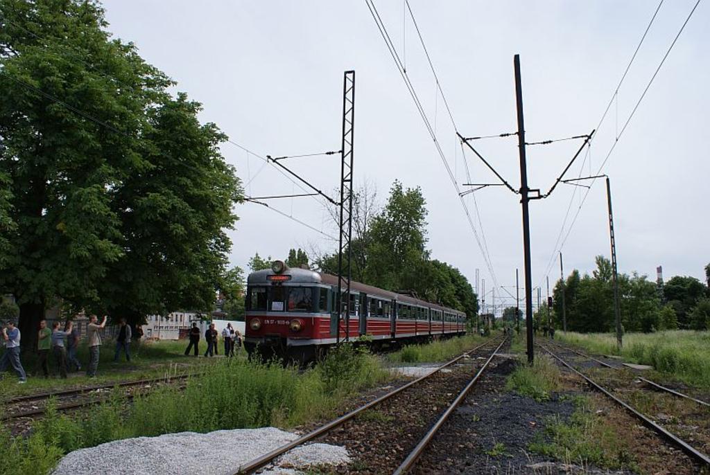 fot. Adam Ratka 
Miejsce gdzie znajdował się dworzec. Na zdjęciu pociąg specjalny. W tle nastawnia dysponująca SiS. Widok w kierunku Katowic. Obraz