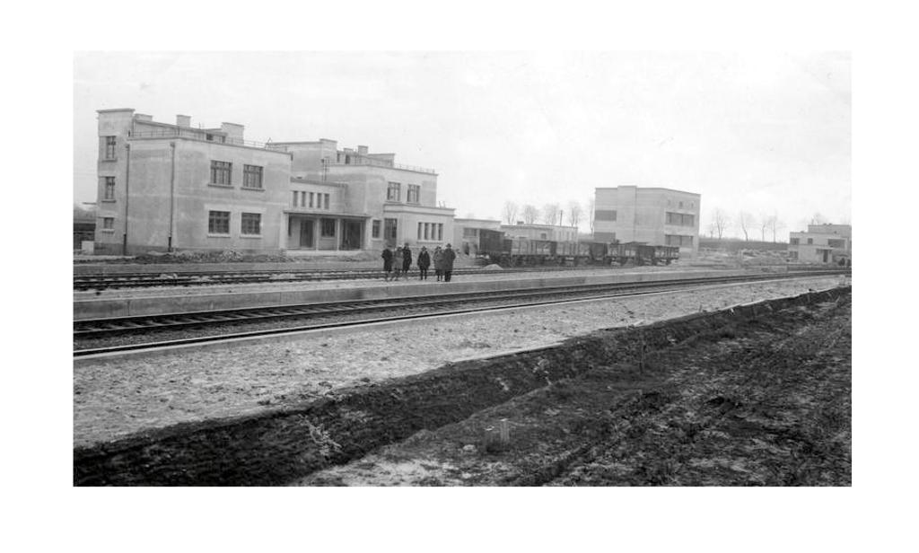 fot. A. Czernigiewicz 
Stacja w czasie budowy; w lewo Herby, Woźniki, w prawo Kalety. Widok od strony peronów, w kierunku południowo-wschodnim. Obraz