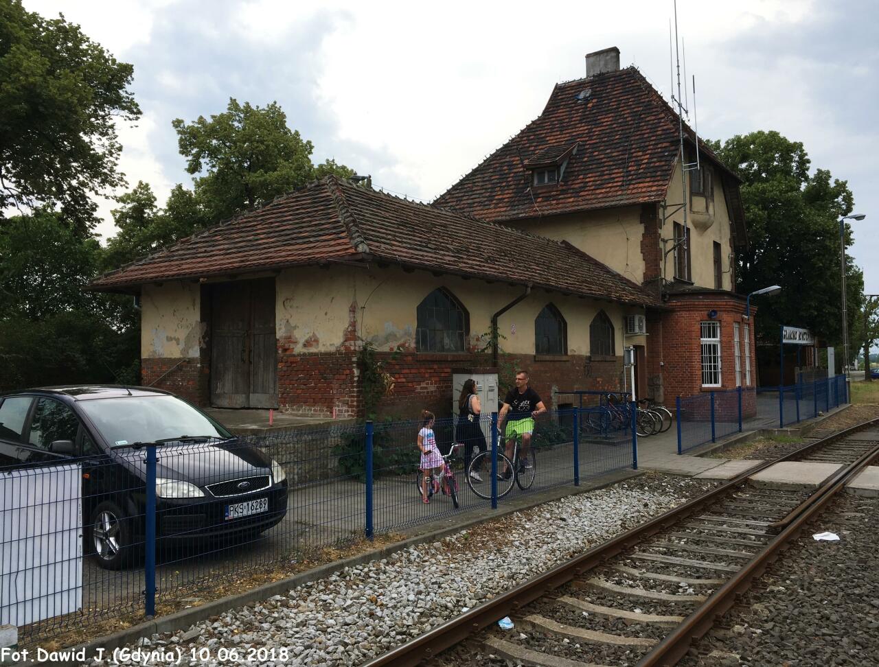 fot. Dawid Jastrzębski 
Budynek dworcowy widoczny od strony torów. Widok w kierunku Wolsztyna. Obraz