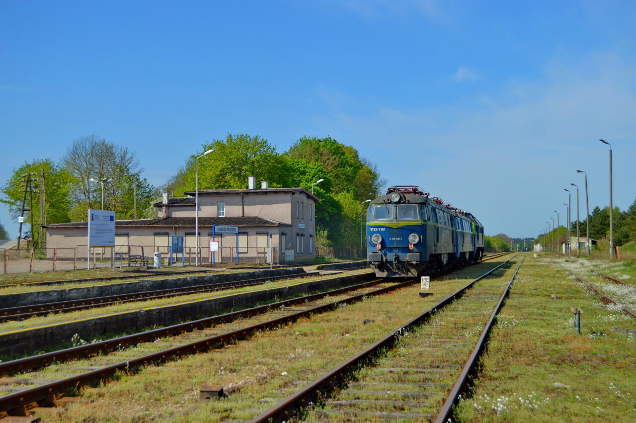 fot. Tomasz 
Jankowo Pomorskie. Przejazd przez stację ST44-1213 z ET22-786 + ET22-1181, najprawdopodobniej jakiś podsył loków ze Szczecinka w kierunku Szczecina. Po lewej budynek dworca. Obraz