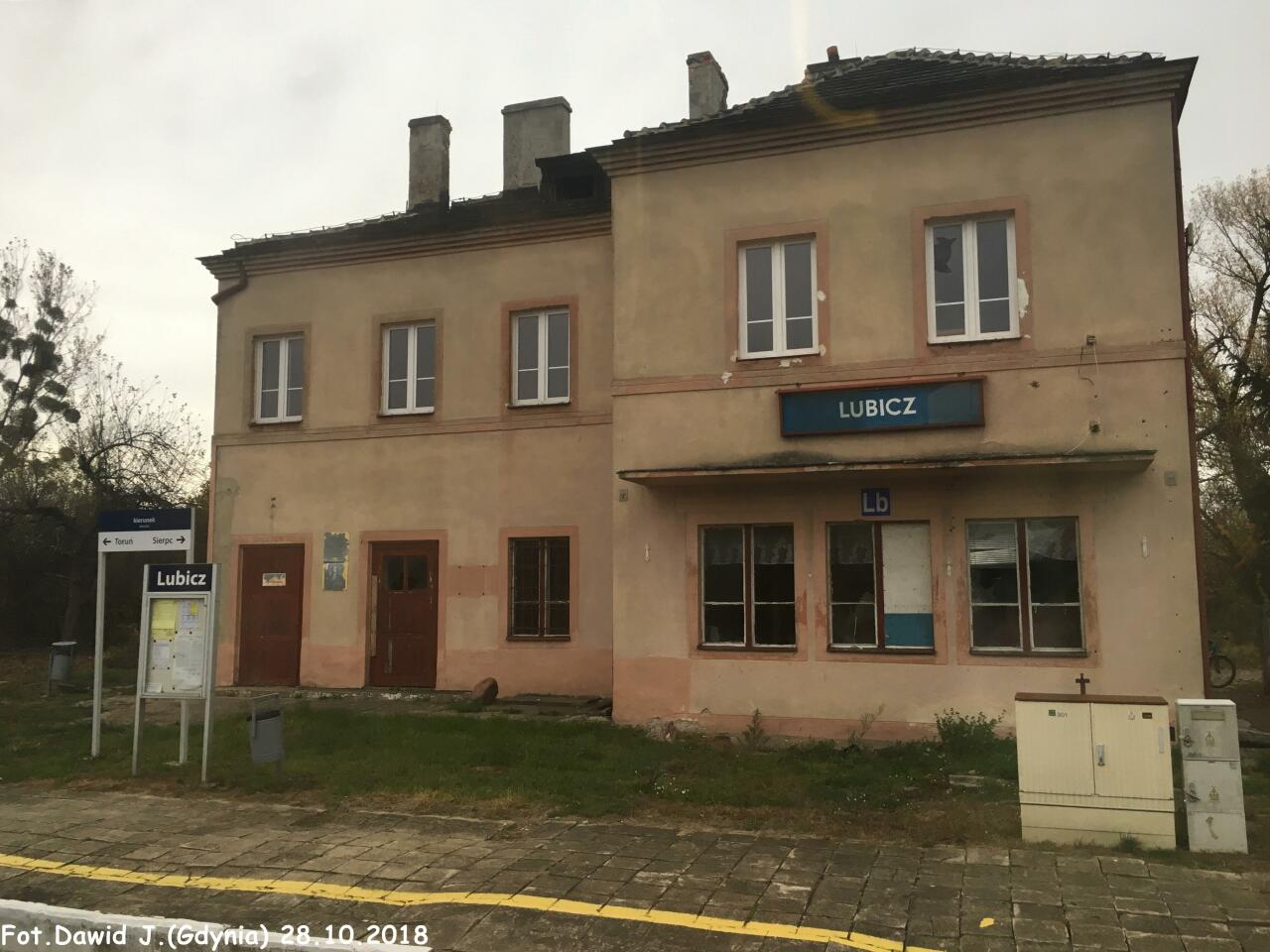 fot. Dawid Jastrzębski 
Budynek dworcowy widoczny od strony torów. W budynku znajdowała się nastawnia "Lb". Tablica z nazwą stacji. Zdjęcie ma już charakter historyczny bo podczas drugiej wizyty w dniu 30.12.2018 okna i wejścia w budynku były już dokładnie dobite deskami. Nastawnie "Lb" w budynku zastąpiła zautomatyzowana nastawnia kontenerowa "Lb". W lewo Toruń Wschodni, w prawo Lipno/Sierpc/Nasielsk. Obraz