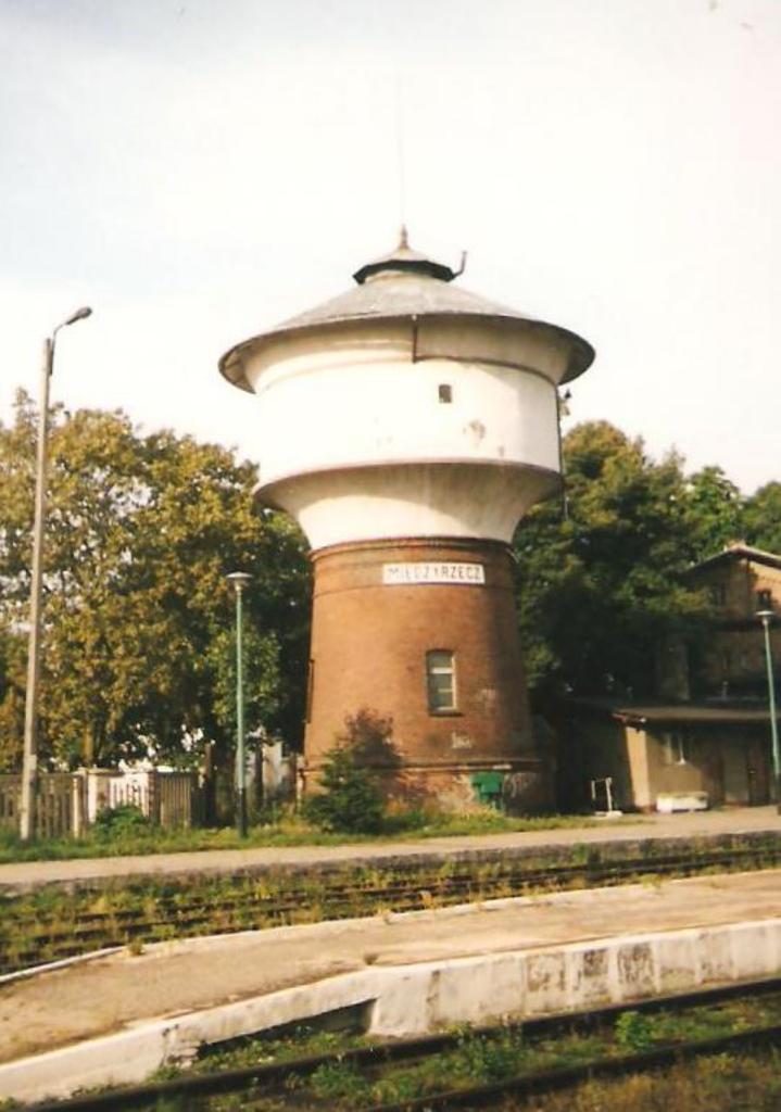 fot. Bolesław Wojtyniak 
Międzyrzecz. Kolejowa wieża wodna nr 1 w 1999 r., widok od strony torów. Obraz