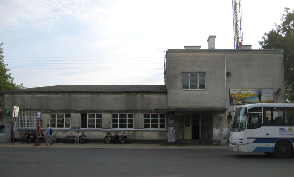 fot. Paweł Ukole 
Stacja PKP Piaseczno. Budynek dworcowy. Widok od strony miasta. Obraz