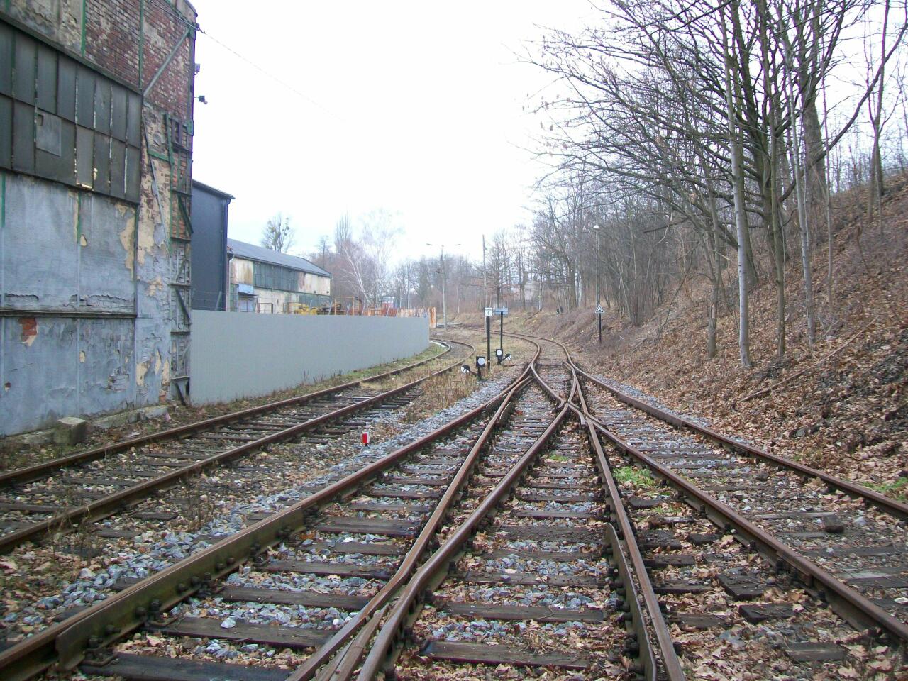 fot. wasiukibic 
Wyjazd z punktu zdawczo-odbiorczego Olmetu. Na wprost do stacji Gliwice i ZNLE. W lewo na teren Olmetu. Z prawej strony nasyp, na którym biegnie nieczynny tor tramwajowy, za nim ul. Chorzowska. Widok w kierunku zachodnim. Obraz