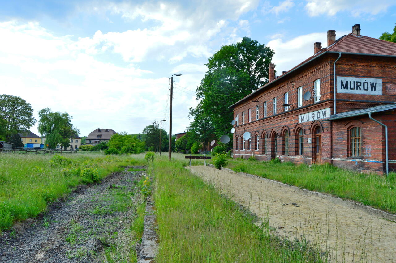 fot. Tomasz 
Murów, widok w kierunku Namysłowa. Po prawej budynek dworca. Obraz