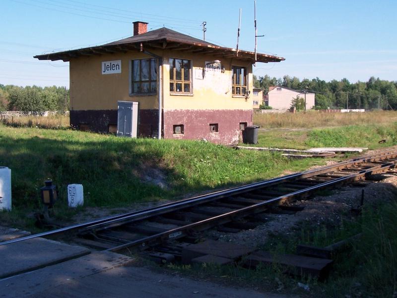 fot. Darek Krysztofiak 
Nastawnia od strony Tomaszowa Mazowieckiego. Widok w kierunku peronów. Po prawej stronie odgałęzia się bocznica do kopalni Biała Góra. Obraz
