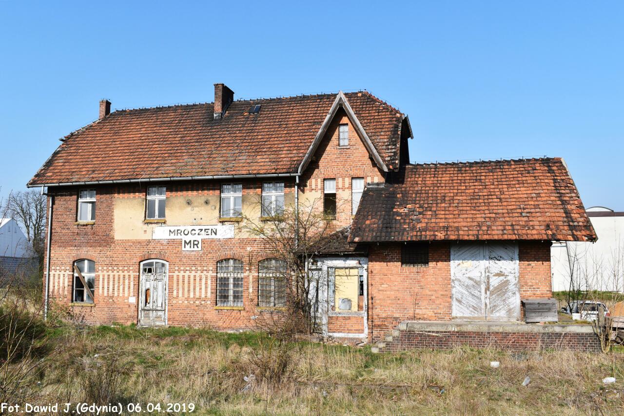 fot. Dawid Jastrzębski 
Opuszczony budynek dworcowy widoczny od strony miejsca, gdzie kiedyś były tory. Na parterze dworca mieściła się nastawnia dysponująca. Z prawej część magazynowa. W lewo Bukowa Śląska/Namysłów, w prawo Kępno. Obraz