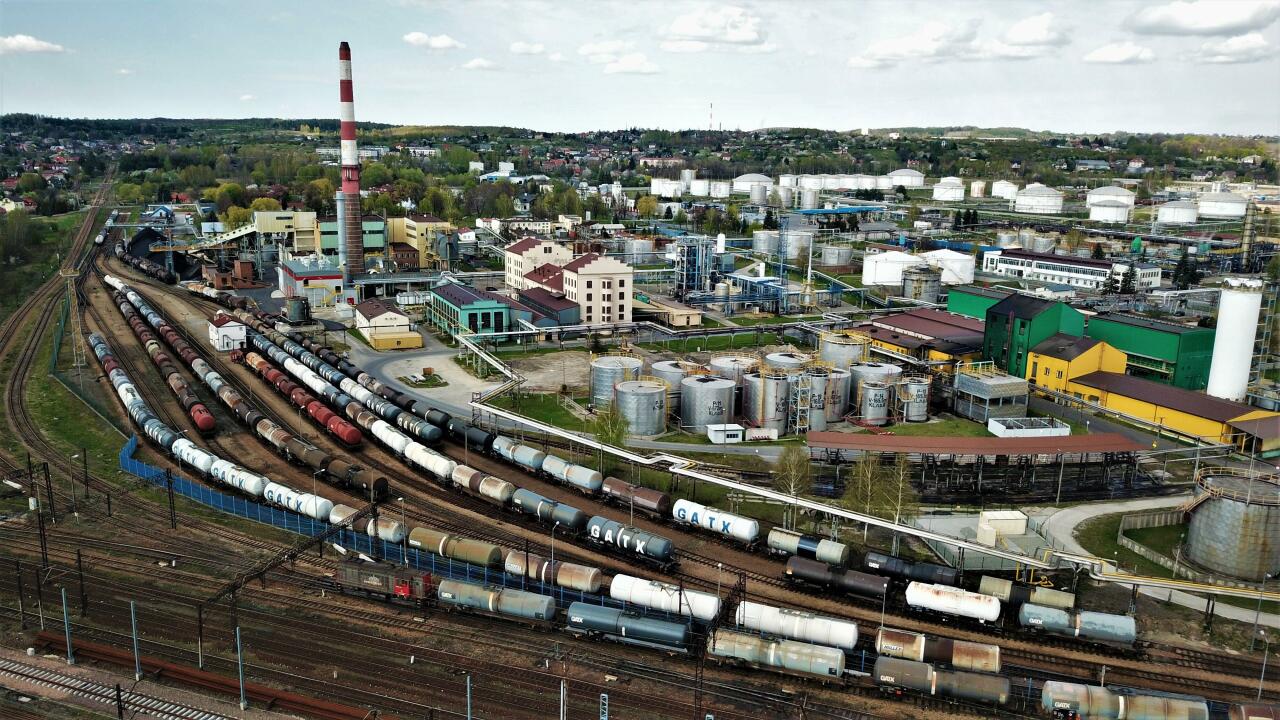 fot. Wojciech Wiśniewski 
Rafineria Nafty Trzebinia.
Obecnie PKN Orlen.
W lewym górnym rogu linia kolejowa do Trzebini Sierszy. Obraz