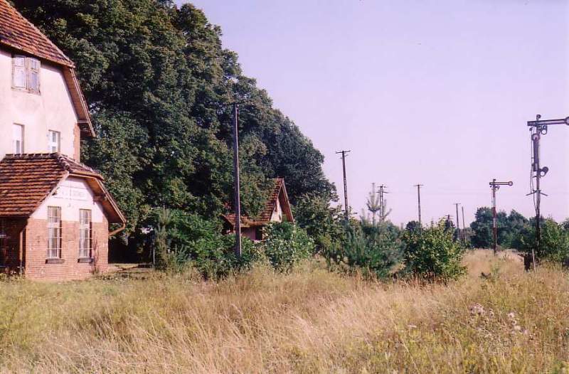 fot. Maksencjusz 
Widok na perony i fragment budynku dworca w kierunku południowym (Głogów, Wschowa). Obraz