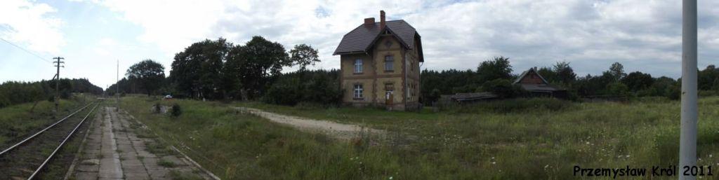 fot. Przemysław Król 
Panorama stacji w Steknicy. Na wprost kolejowy budynek mieszkalny. Widok od strony Łeby. Obraz