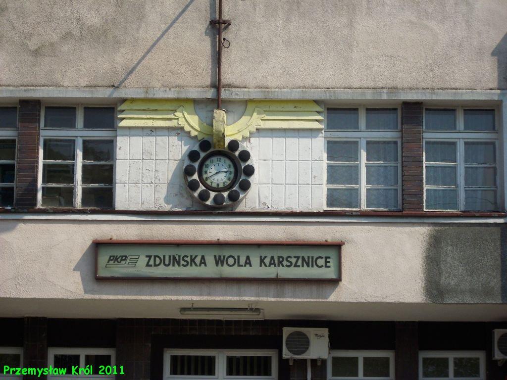 fot. Przemysław Król 
Zegar na budynku dworca, na elewacji od strony podjazdu. Obraz