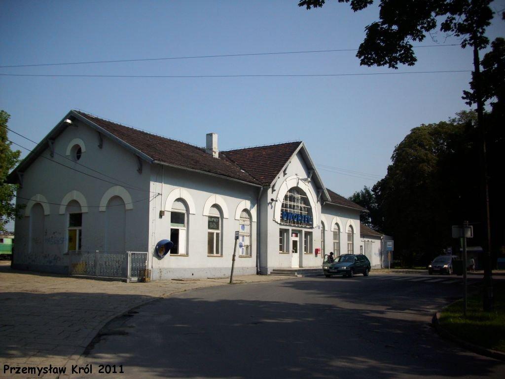 fot. Przemysław Król 
Główny budynek stacji. Widok od strony placu dworcowego. Obraz