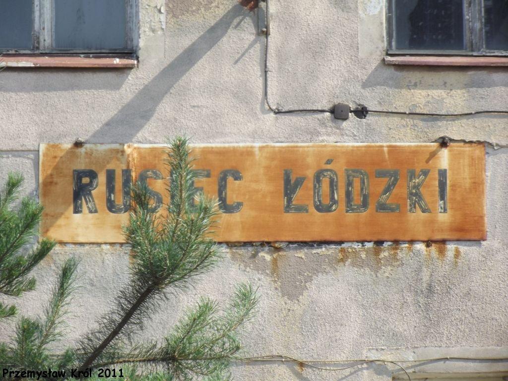 fot. Przemysław Król 
Pordzewiałą tablica z nazwą stacji Obraz