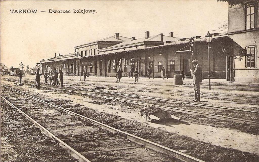fot. nieznany 
Stara pocztówka. Budynek starego dworca od strony torów. Obraz
