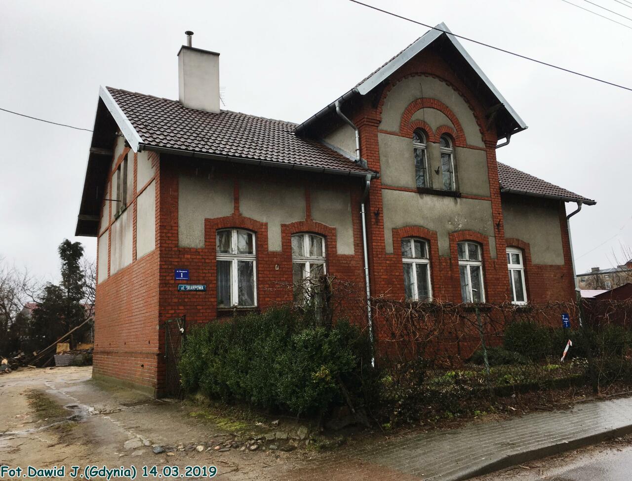 fot. Dawid Jastrzębski 
Kolejowy budynek mieszkalny nr 1. W lewo Lębork, Łeba w prawo Kartuzy, Pruszcz Gdański. Obraz