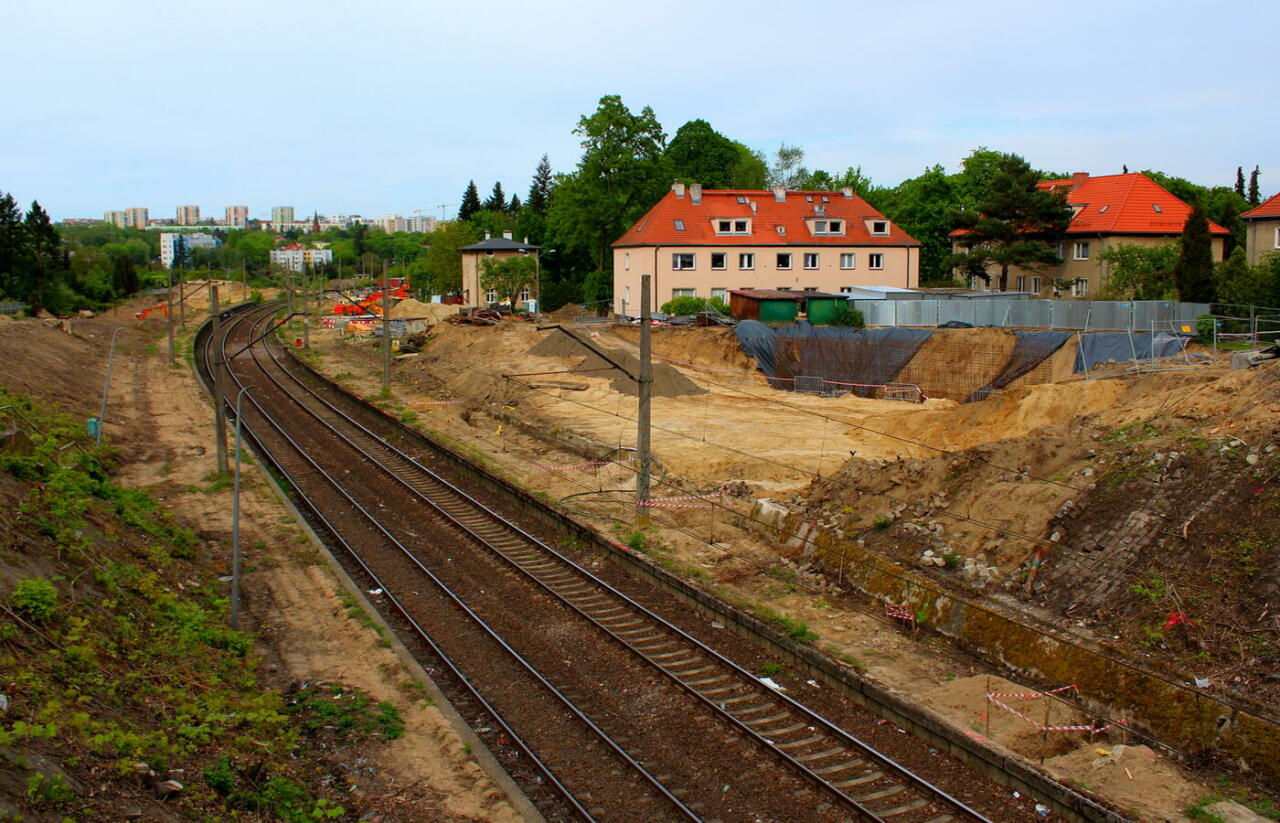 fot. DB 
Szczecin Łękno-widok na perony i zmieniające się otoczeniem wokół stacji. Jedynie co znikło to budynek dworcowy i budowa… .? Obraz
