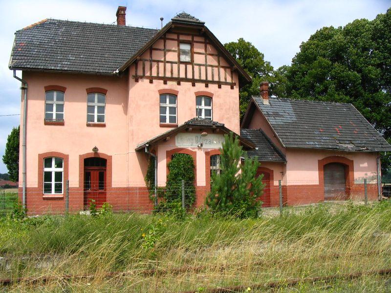fot. Mikołaj Rzanny 
Wspaniała stacyjka Lipiny Odrzańskie. Budynek dworca ogrodzony płotem. Na parterze mieściła się nastawnia dysponująca. Z prawej magazyn towarowy. Za ogrodzeniem sprzedaż używanych części samochodowych!! Widok od strony peronów; w lewo Nowa Sól, w prawo Konotop/Wolsztyn. Obraz