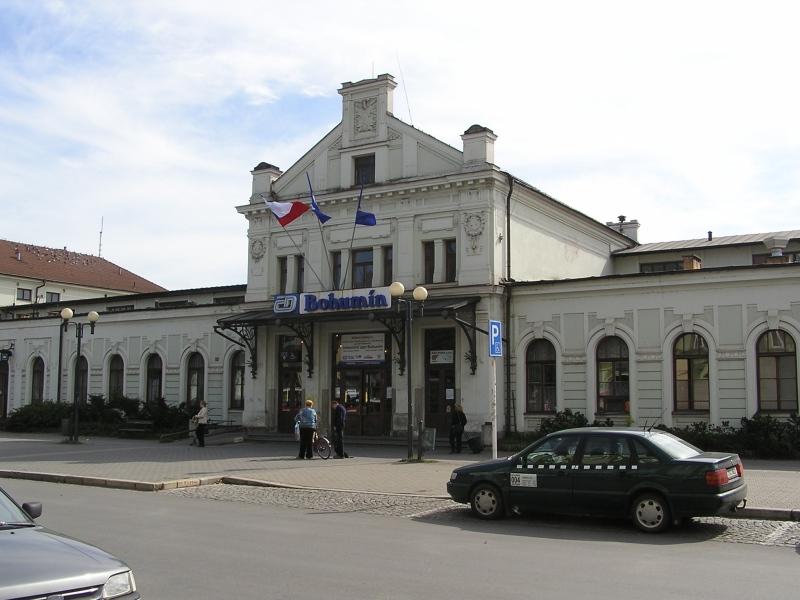 fot. Grzegorz Pierchała 
Budynek dworca od strony miasta. Widok w kierunku wschodnim. Obraz