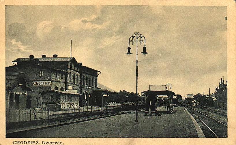 fot. nieznany 
Dworzec w całej okazałości. Lata 20. XX wieku. Widok w kierunku Rogoźna Wielkopolskiego/Poznania (południe).
Ze zbiorów Miłosza Telesińskiego. Obraz