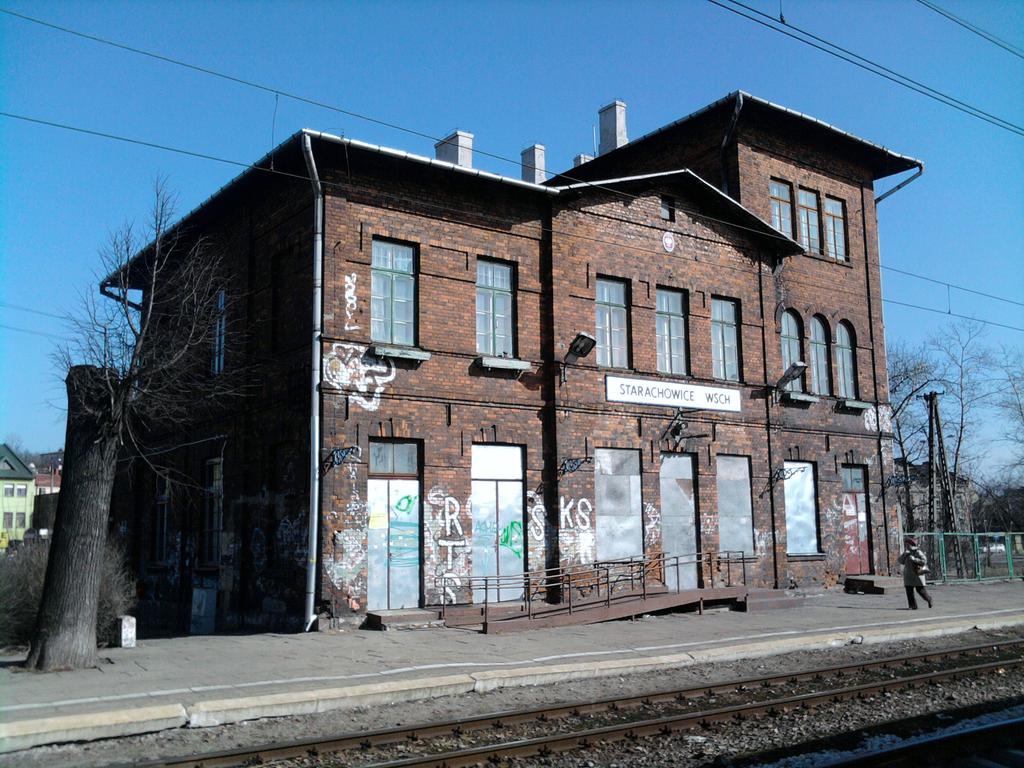 fot. Peter83 
Nieczynny budynek dworca widziany od strony peronów. W lewo Skarżysko-Kamienna, w prawo Ostrowiec Świętokrzyski. Obraz