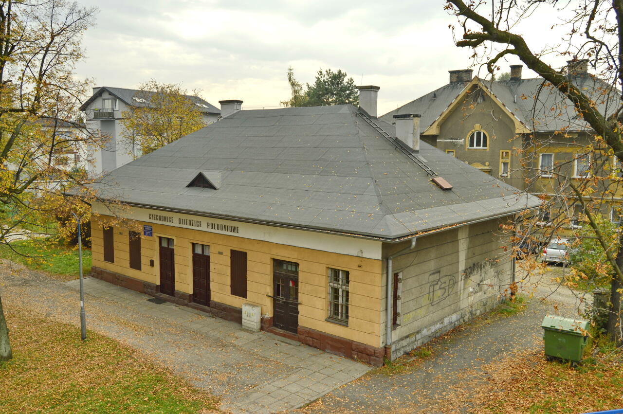 fot. Tomasz 
Czechowice Dziedzice Południowe, budynek dworca. Widok z kładki. Obraz