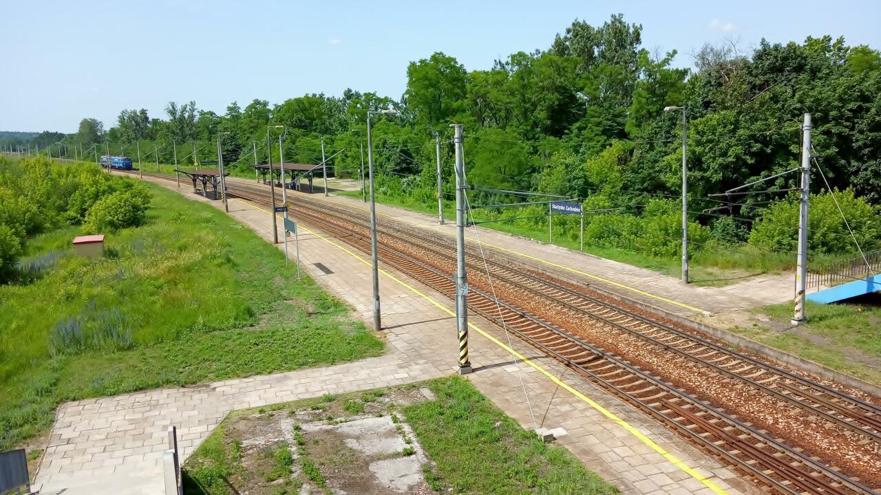 fot. Peter83 
Przystanek kolejowy widziany z wiaduktu drogowego w ciągu ul. Legionów. Widok w kierunku Kielc. Obraz