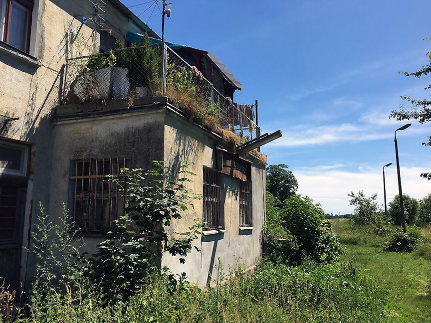 fot. Kosa 
Nieczynną od dwudziestu lat nastawnię wciąż „oświetla“ kultowa jarzeniówka ☺ W oddali wyjazd w stronę południowo-zachodnią (Kowalewo Pomorskie). Obraz