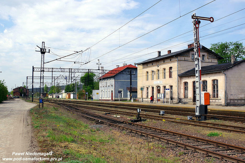 fot. Paweł Niedomagała 
Ten semafor stoi tutaj od niepamiętnych czasów:). Za semaforem budynek dworca, z lewej kolejowy budynek mieszkalny. Widok w kierunku zachodnim, od strony Nakła nad Notecią/Bydgoszczy. Obraz