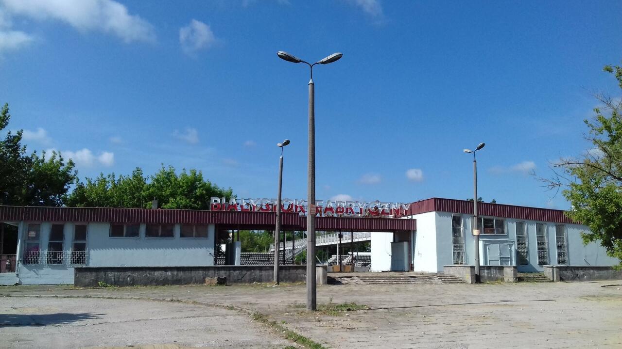 fot. Paweł 
W związku z zakończeniem budowy "Domu wędkarza" odświeżono elewację dawnego dworca. Obraz
