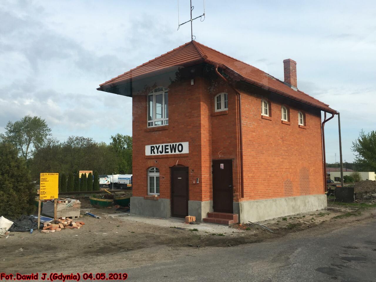 fot. Dawid Jastrzębski 
Budynek nastawni "Ry" widoczny od strony podjazdu. W lewo Kwidzyn/Toruń Wschodni, w prawo Malbork. Obraz