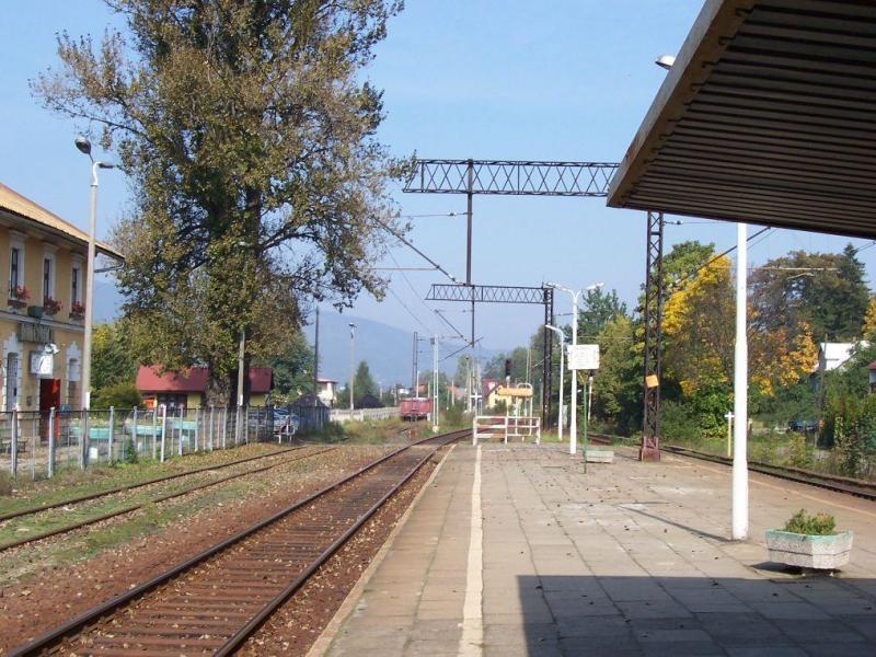 fot. Arkadiusz Jonderko 
Widok na peron w kierunku Żywca. Z lewej fragment budynku dworca. Obraz