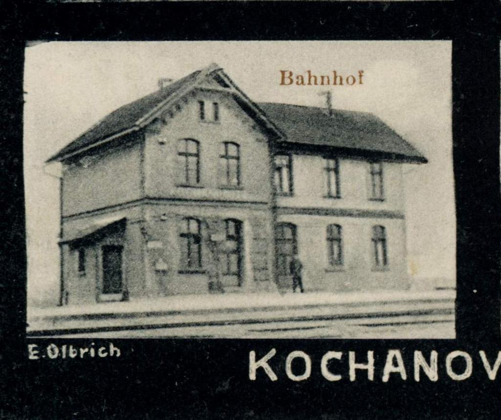fot. andrzejkoza 
Stara pocztówka fragment, widać tu wyraźnie że tory były na wysokości budynku (schody przed budynkiem pojawiły się później). Obraz