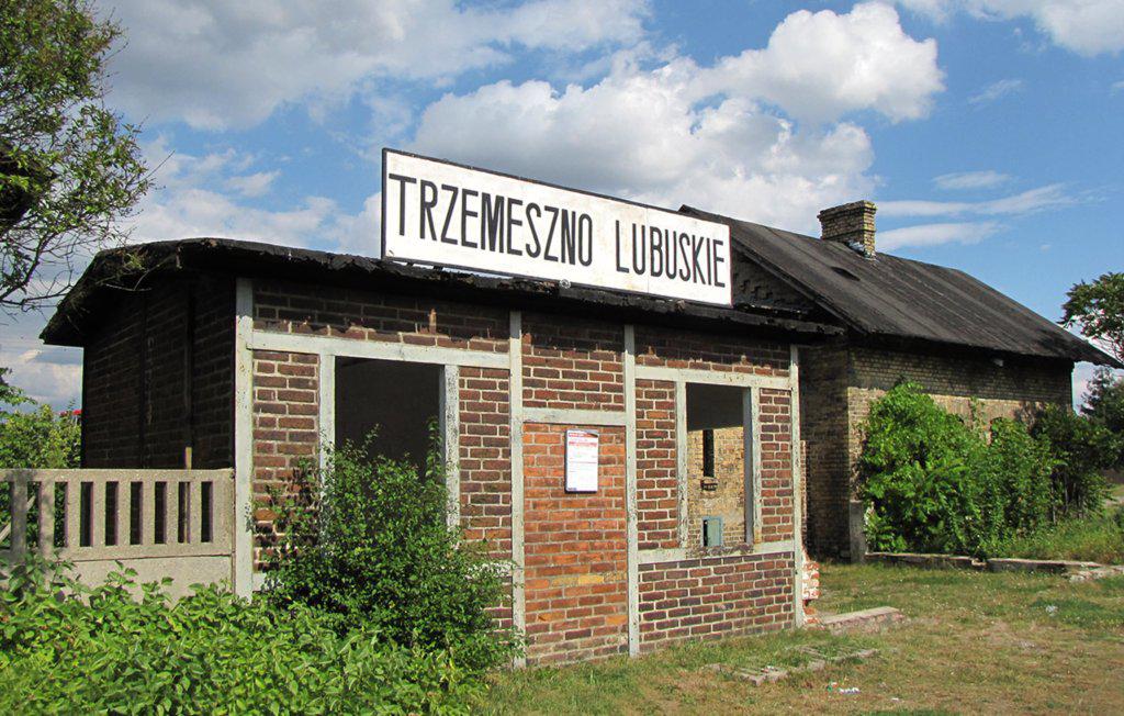 fot. Danuta Bator 
Poczekalnia i (w tle) stacyjne toalety. Widok od strony peronu; w lewo Sulęcin, w prawo Międzyrzecz. Obraz