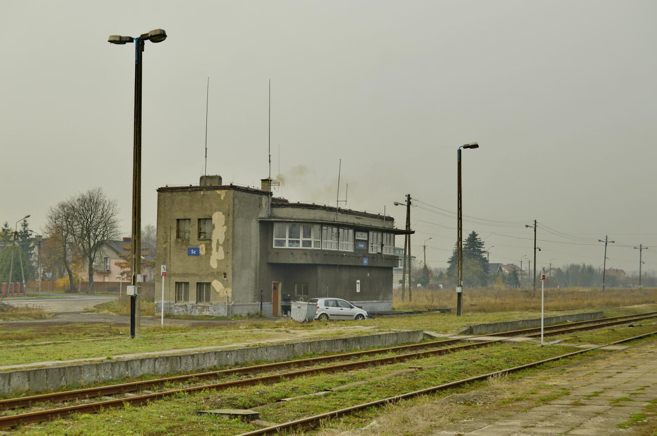 fot. Tomasz 
Sierpc, nastawnia dysponująca "Sc". Widok z peronu 2 w kierunku północno-zachodnim (Lipno/Toruń, Rypin/Brodnica). Obraz