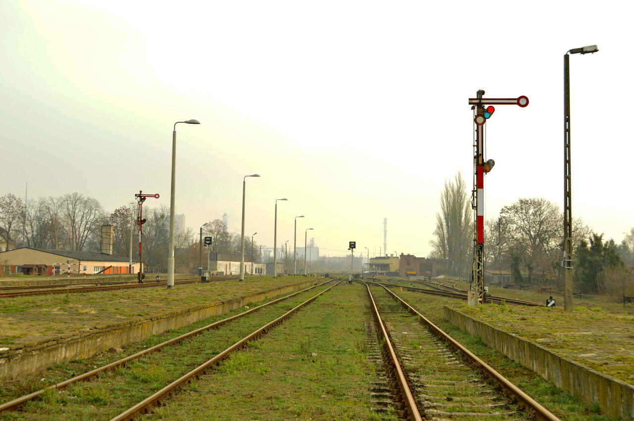 fot. Tomasz 
Sierpc, widok w kierunku południowo-wschodnim (Płońsk/Nasielsk, Płock/Kutno). W oddali nastawnia wykonawcza "Sc1" oraz garaże PLK-i. Obraz