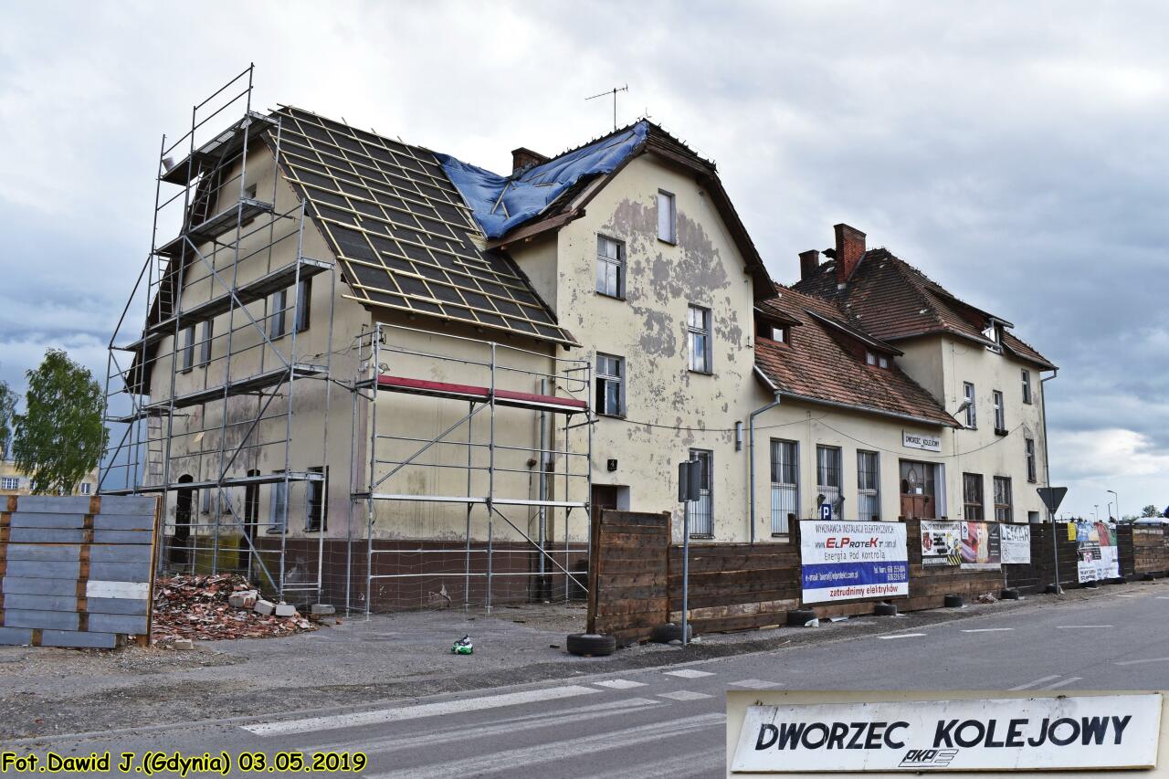 fot. Dawid Jastrzębski 
Budynek dworcowy widoczny od strony podjazdu. W lewo Chojnice i Przechlewo/Słosinko, w prawo Czarne/Runowo Pomorskie. Obraz