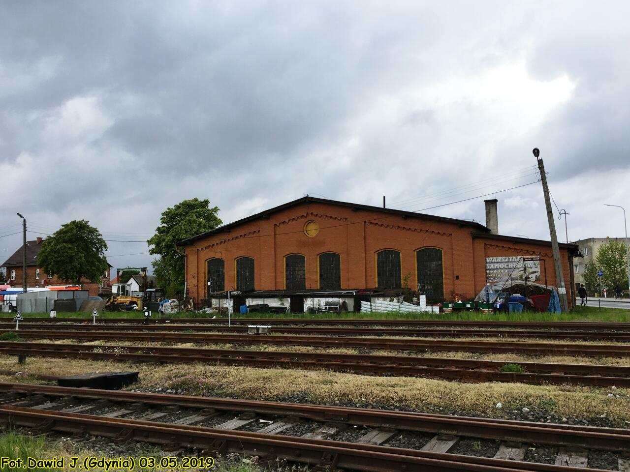 fot. Dawid Jastrzębski 
Budynek dawnej parowozowni, obecnie garaż dla drezyny. Widok od strony torów. W lewo Czarne/Runowo Pomorskie, w prawo Chojnice i Przechlewo/Słosinko. Obraz