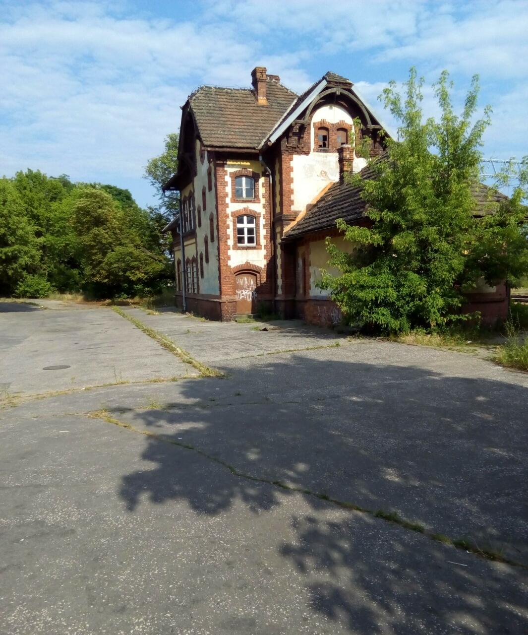 fot. Areg77 
Nieczynny budynek dworcowy od strony ulicy Inwalidów. Obraz