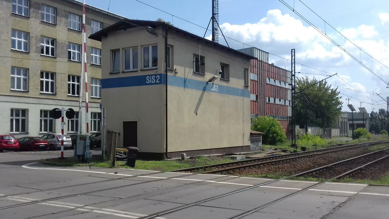 fot. Klaudiusz Kaczmarczyk 
Nastawnia wykonawcza SiS2 przy przejeździe kolejowym przez ul. Fitznerów. Wjazd od strony Chorzowa Starego. Obraz