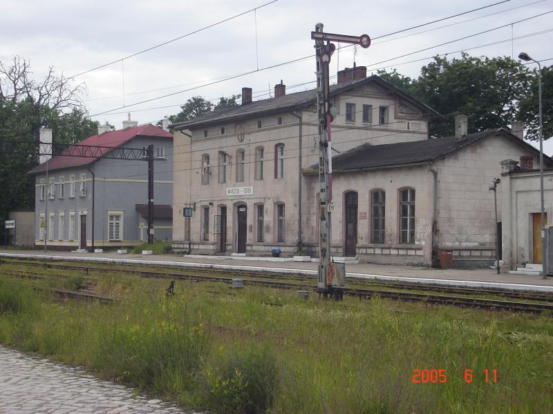 fot. Marcin Starszak 
Dworzec kolejowy od strony peronów. Z lewej kolejowy budynek mieszkalny. Widok w kierunku północno-zachodnim; od strony Nakła nad Notecią/Bydgoszczy. Obraz
