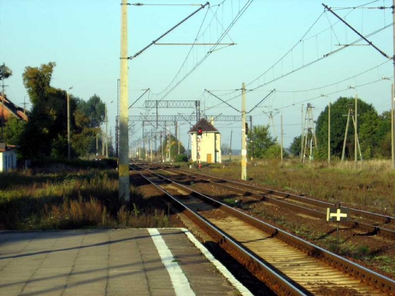 fot. Waldemar Rutkowski 
Widok na nastawnię wschodnia od strony peronów, w kierunku Kowalewa Pomorskiego. Obraz