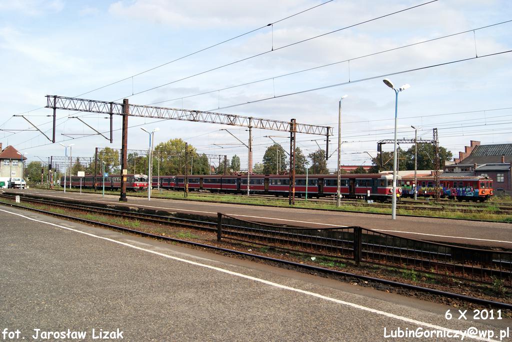 fot. Jarosław Lizak 
Jednostki na torach odstawczych. Po lewej stronie nastawnia wykonawcza Ra1. Widok w kierunku wschodnim; w lewo Nędzy (dalej Kędzierzyn-Koźle i Rybnik), w prawo Chałupki i Racibórz Studzienna (dalej Racławice Śląskie i Krzanowice). Obraz