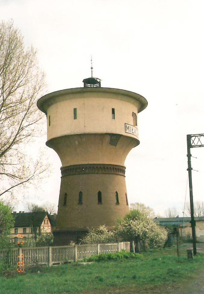 fot. Bolesław Wojtyniak 
Miłkowice 1. Wieża wodna nr 1 w 2003 r. Obraz