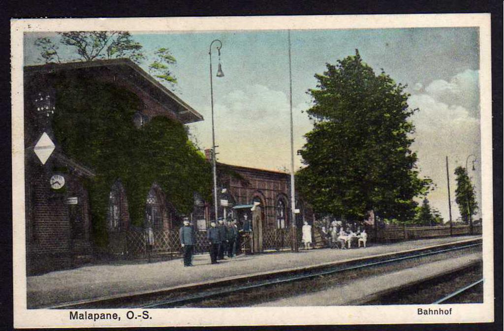 fot. nieznany 
Budynek dworca od strony peronów; w lewo Opole, w prawo Fosowskie. Stara pocztówka wysłana w 1934 roku. Obraz