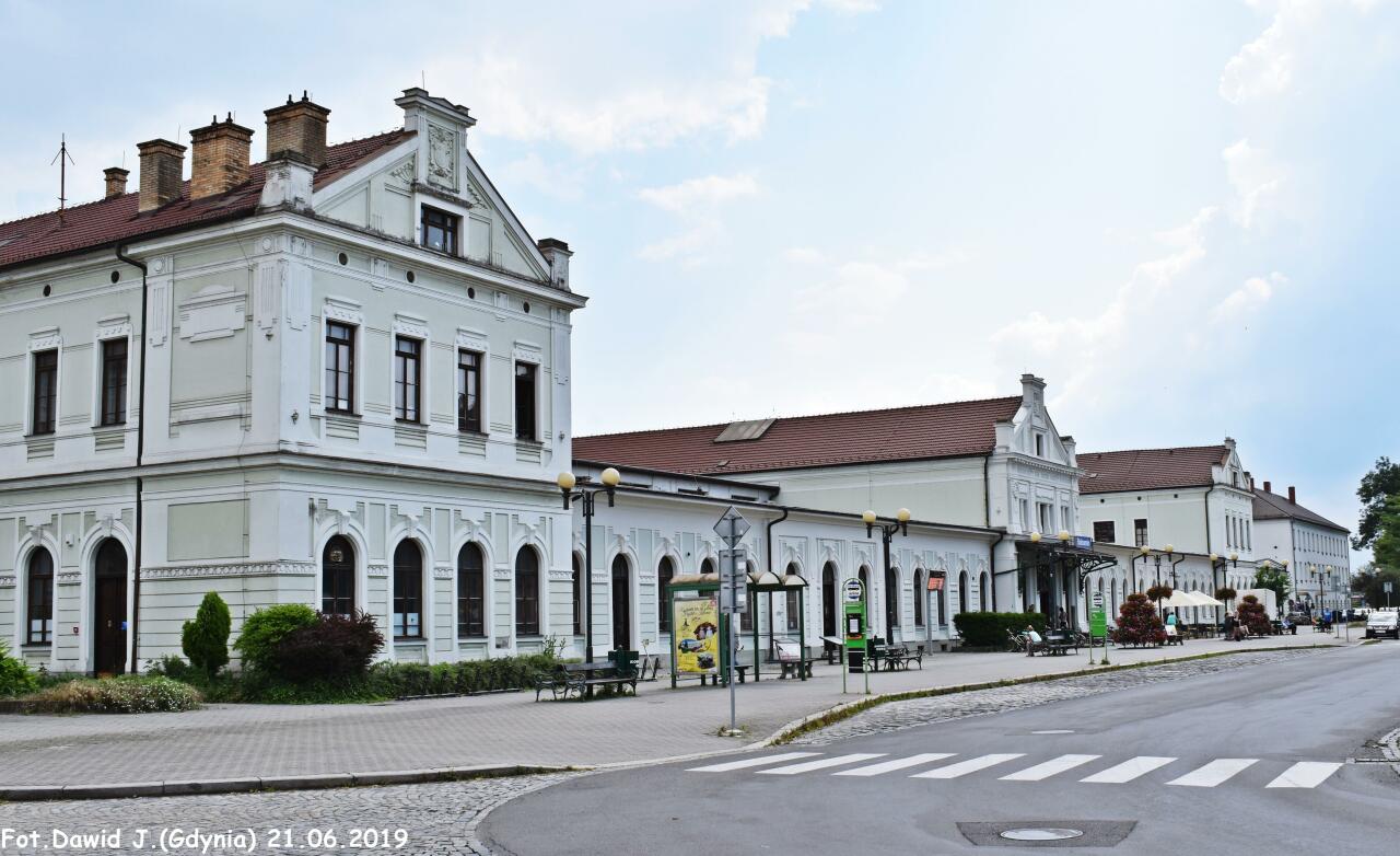 fot. Dawid Jastrzębski 
Budynek dworcowy widoczny od strony podjazdu. Obraz