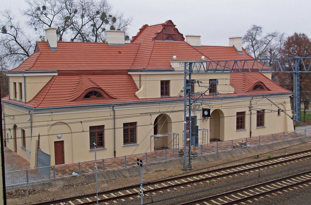 fot. NDM 
Dworzec Modlin w trakcie rewitalizacji, widok z kładki dla pieszych nad torami. Obraz