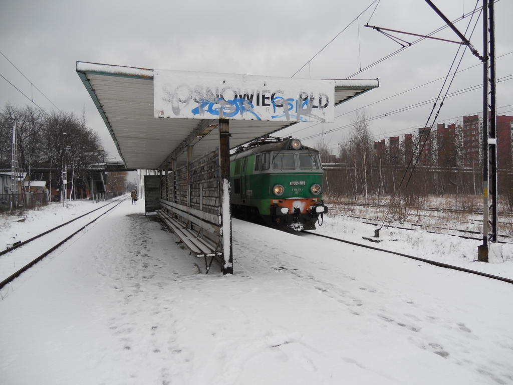 fot. Dominik Wald 
ET22 - 1176 stoi z pociągiem InterREGIO "GALICJA", na Sosnowcu Południowym, o godzinie 11:32, dnia 14.01.2012r. Obraz