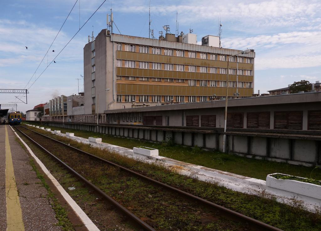 fot. ROBERT KOŃPA 
Zabudowania dworca od strony peronów. Obraz